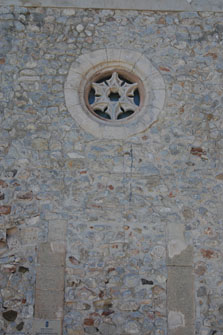 Imagen de la entrada tapiada de la Capilla del Salvador y su rosetón.
